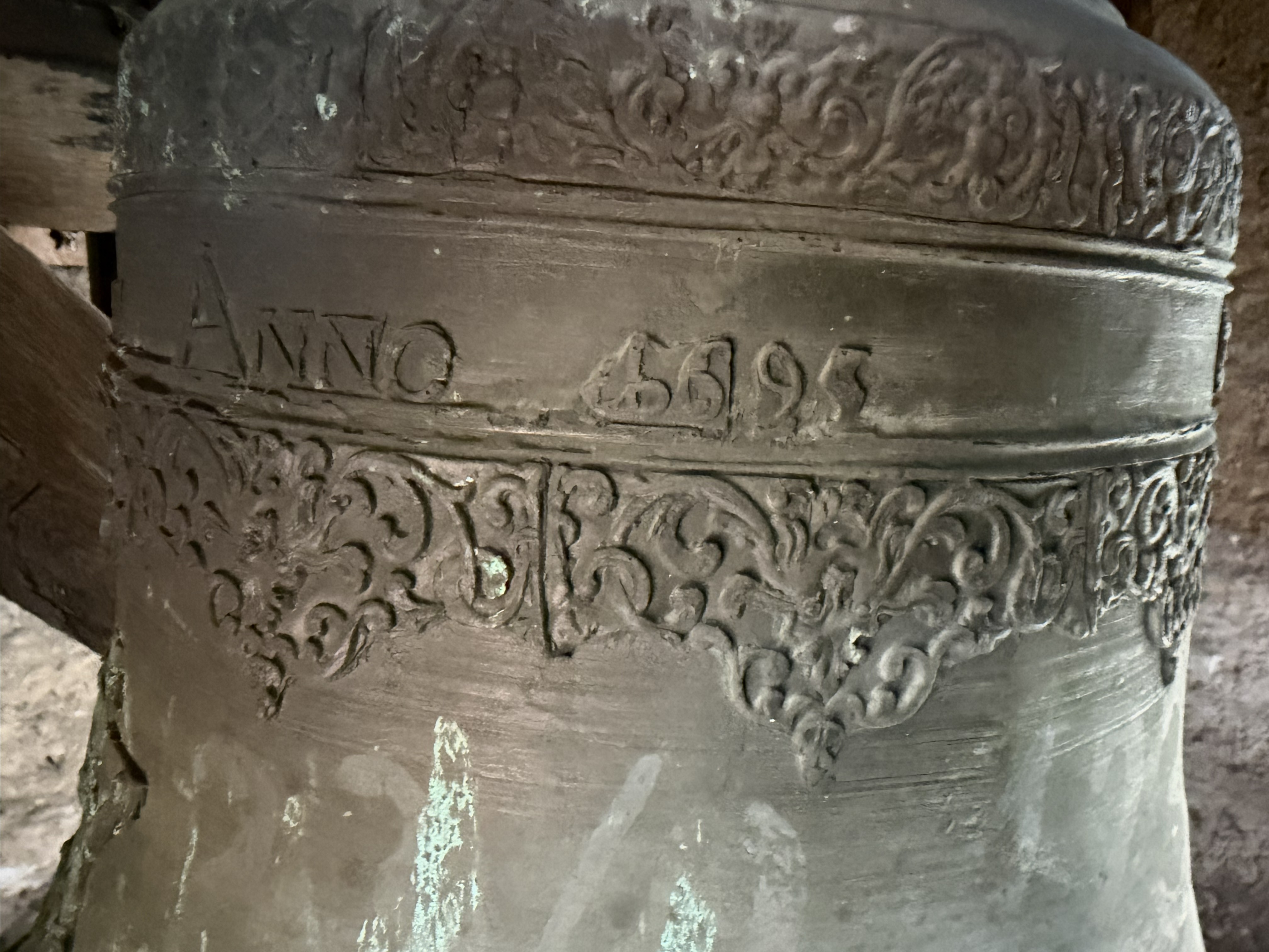 Inschrift und Zierband der Glocke